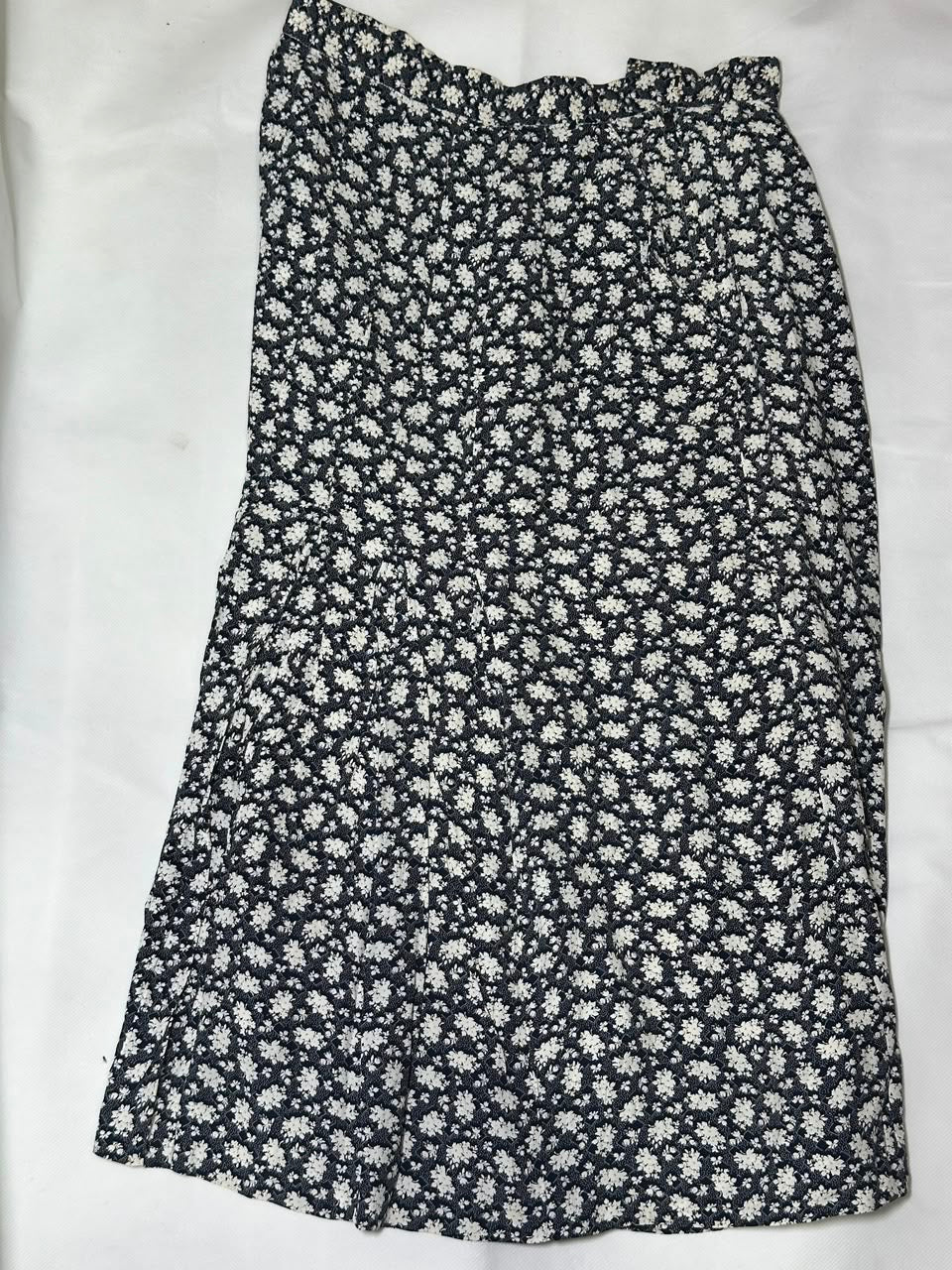 Preloved Vintage Black & White Ditsy Floral Pleated Midi Skirt