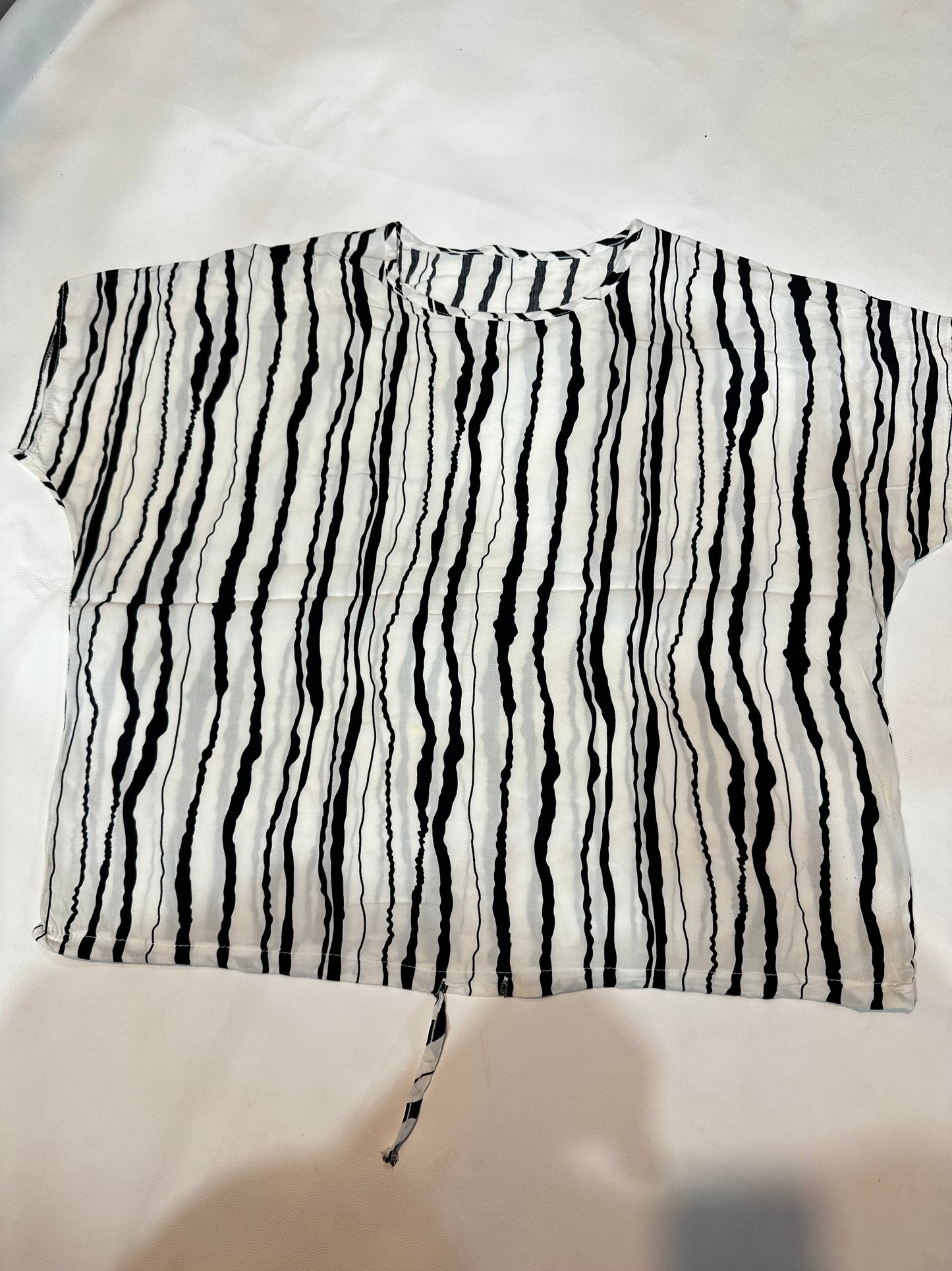 Ladies' Preloved Black & White Vertical Wavy Stripe Chiffon Blouse